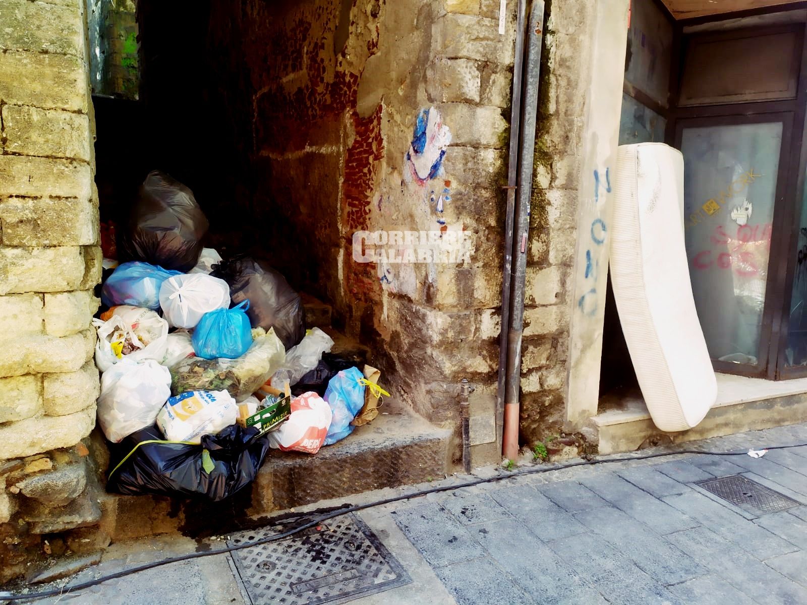 Cosenza, i nuovi contenitori per la spazzatura non fermano gli incivili: e sui marciapiedi spuntano wc e bidet – FOTO