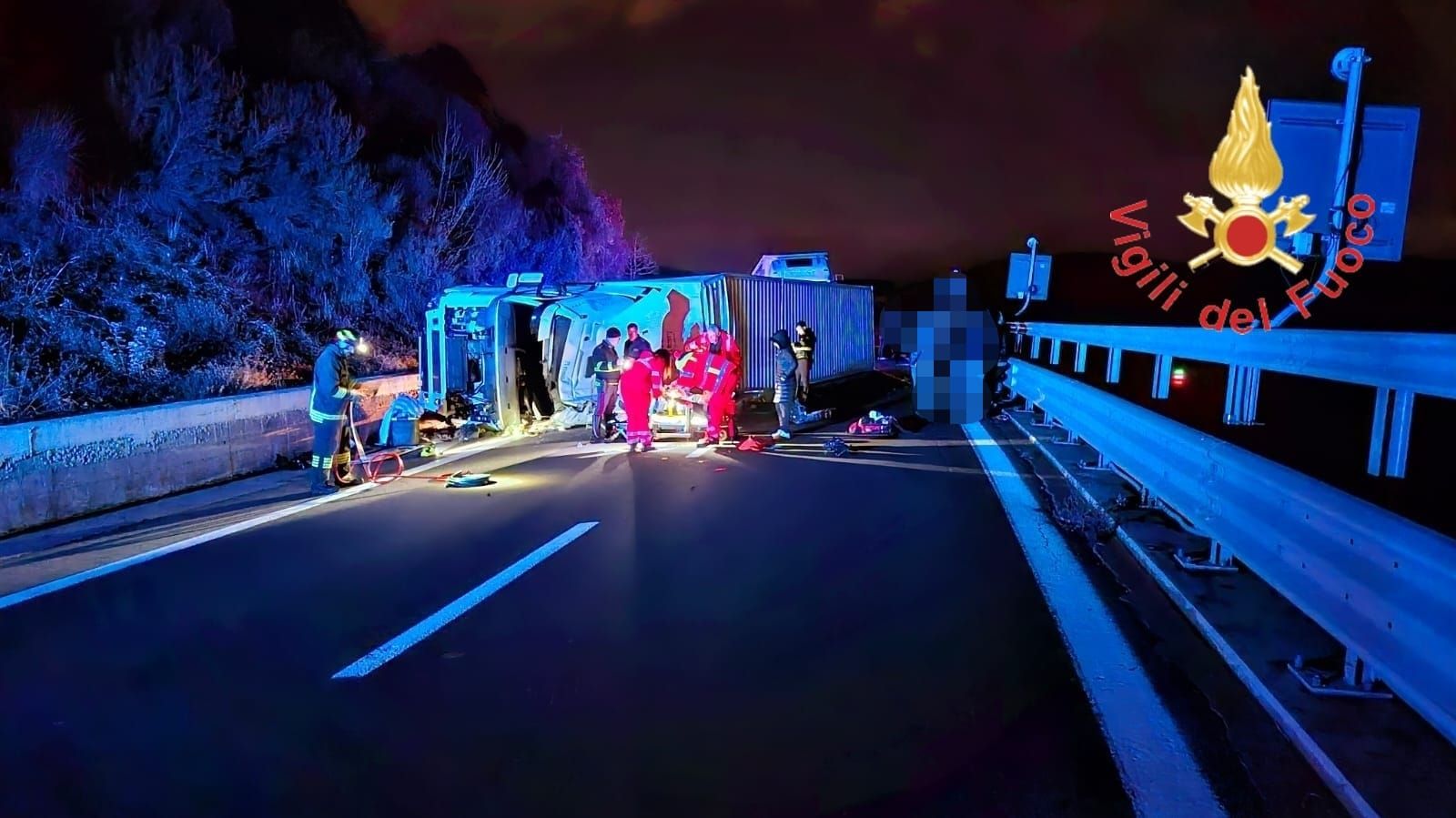 Tir si ribalta sull’A2, ferito il conducente – FOTO