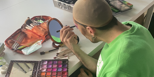 Drag queen, un momento del laboratorio con la lezione di trucco tenuta da Rateds