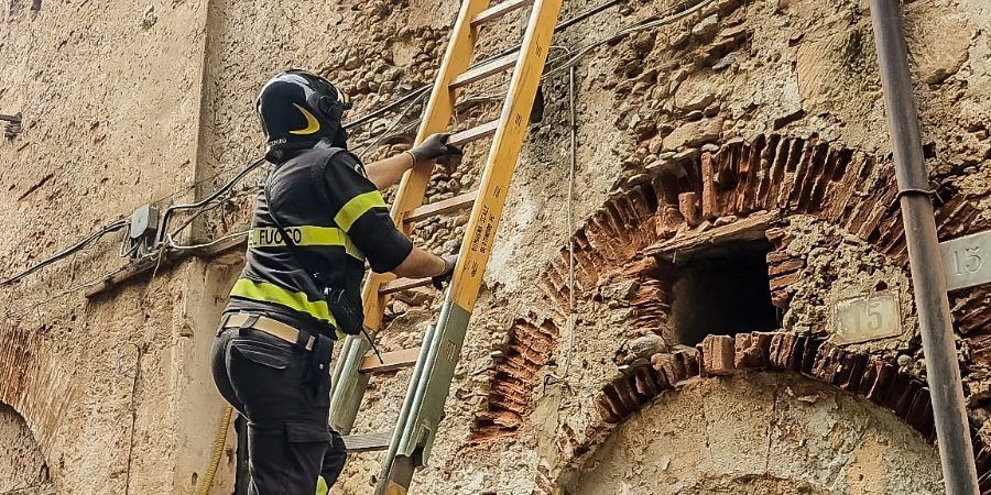 Cosenza, crollano due solai di uno stabile nel centro storico