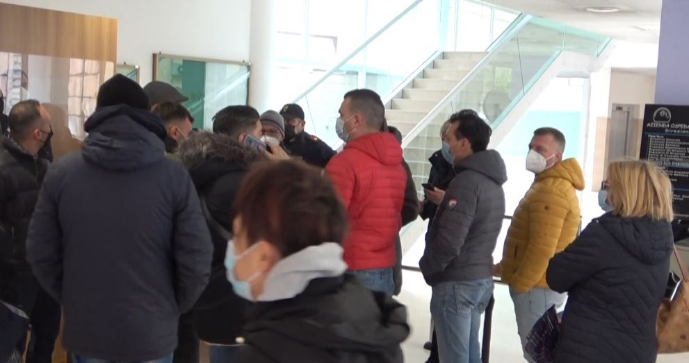 Sanità, sit-in degli Oss davanti all’Azienda ospedaliera a Cosenza – VIDEO