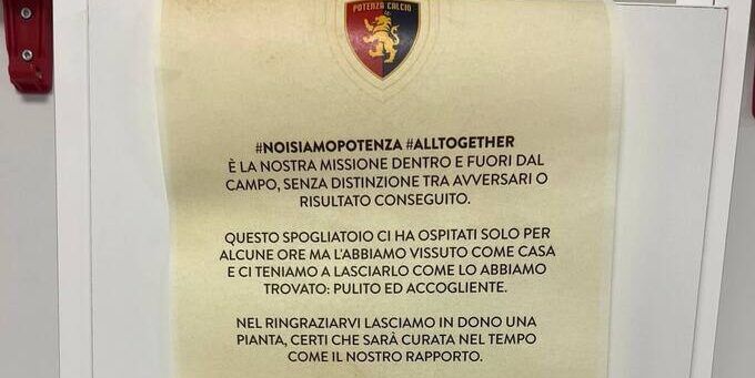 Il Potenza pulisce lo spogliatoio a Crotone: «Ci ha ospitato, è come la nostra casa»