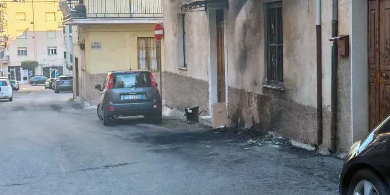 Auto in fiamme nella notte a Rossano: cresce l’allarme per la scia di incendi