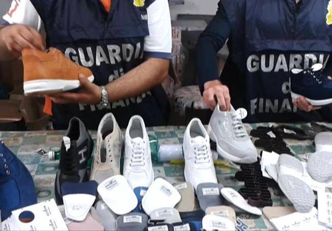 Sequestrate a Crotone 470 paia di scarpe taroccate