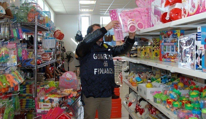 Crotone, sequestrati oltre 8mila prodotti contraffatti