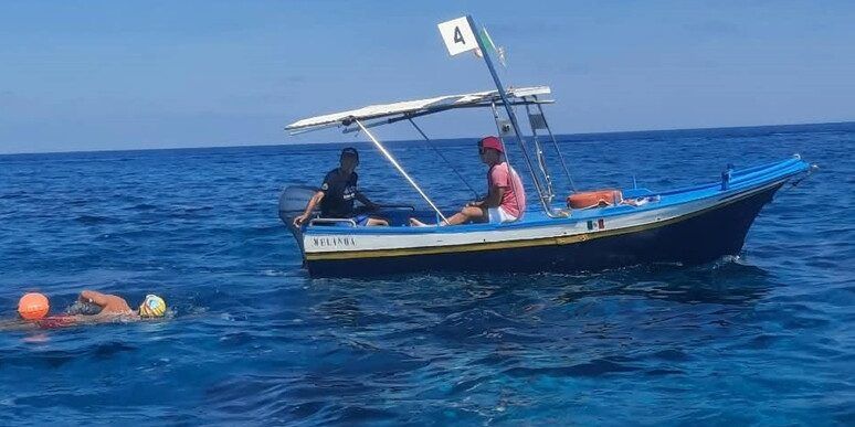 Ha 17 anni, il diabete di tipo 1 e attraversa a nuoto lo Stretto di Messina, l’impresa di Francesco