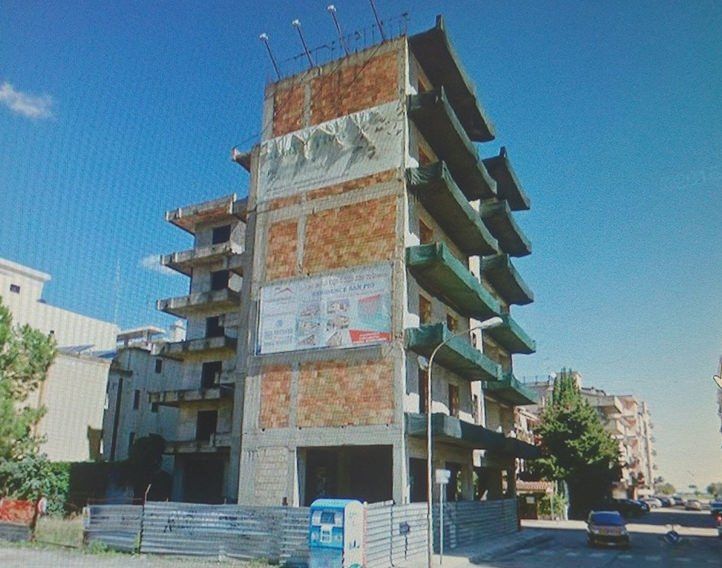 Soverato dice addio al suo ecomostro