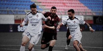 Il Crotone si salva nel finale e strappa un pareggio in casa del Sorrento