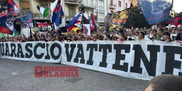 «Guarascio, ci senti?». Il corteo pacifico degli ultras invade il centro di Cosenza – FOTO e VIDEO