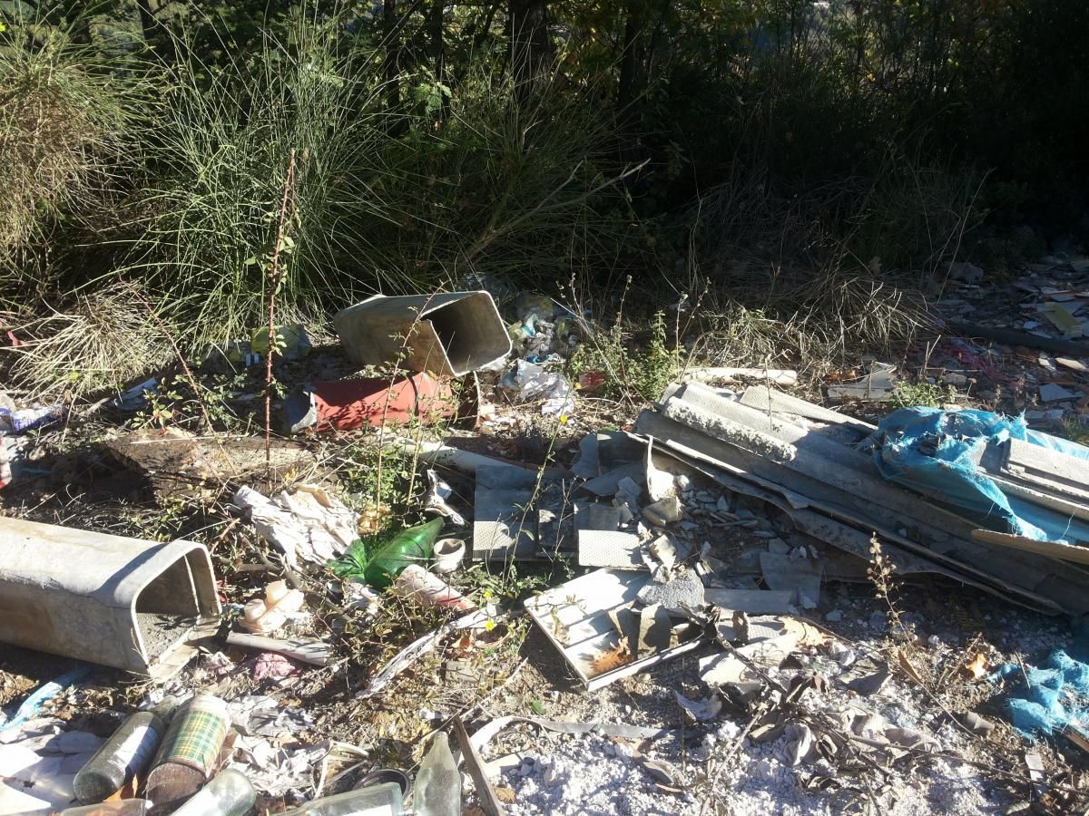 Scoperta maxi discarica a San Ferdinando: tra i rifiuti anche amianto, materiali edili e un camioncino