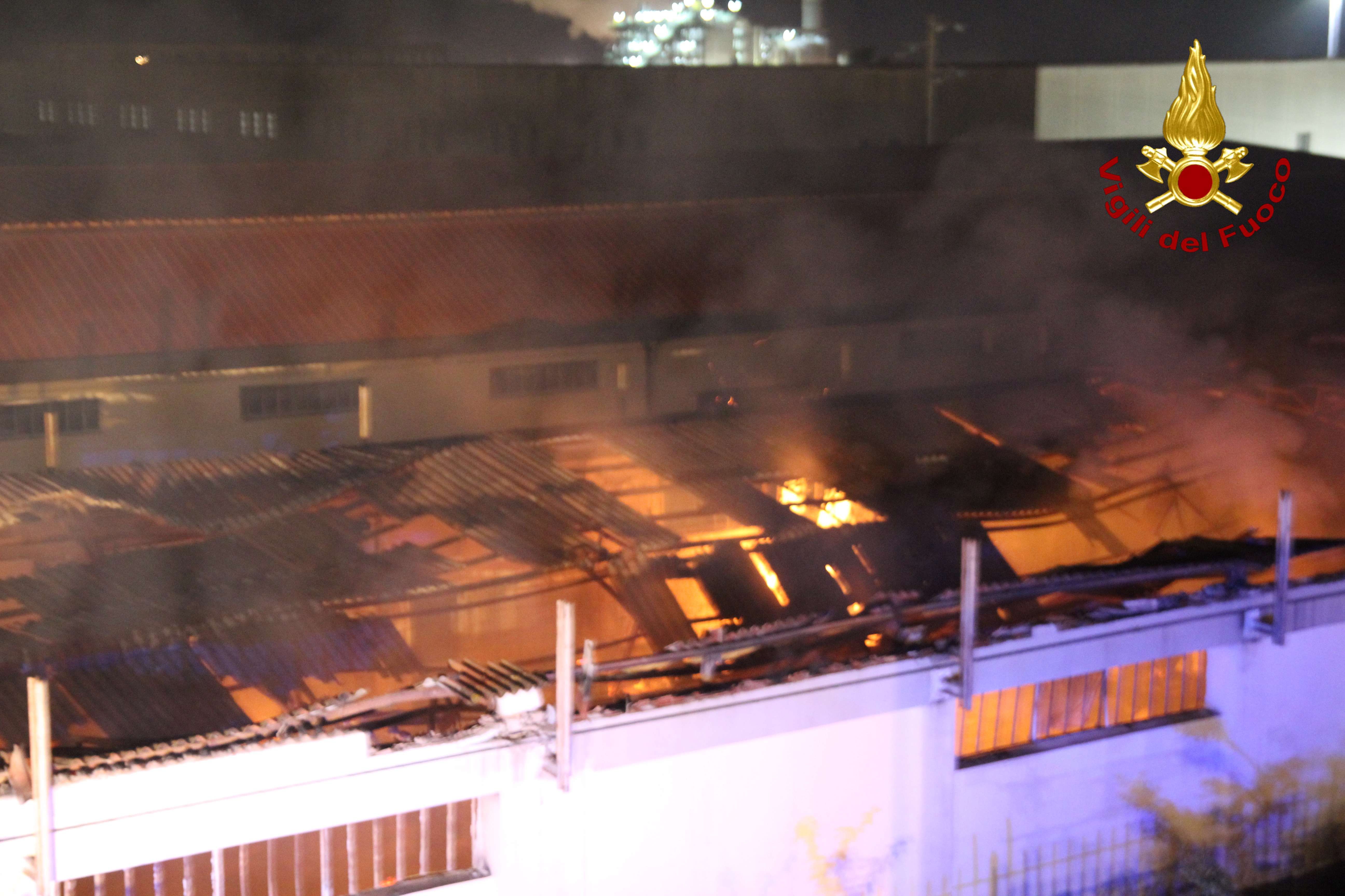 Crotone, distrutto dal fuoco un deposito di mobili