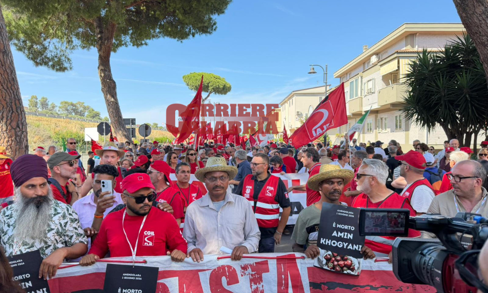 Ad Amendolara il corteo contro il caporalato: «Basta schiavitù e morti sul lavoro» – FOTO