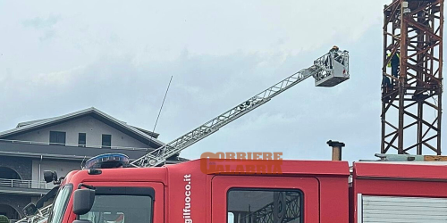 Protesta sulla gru a Siderno: scende dopo ore di trattative il 62enne di Brancaleone