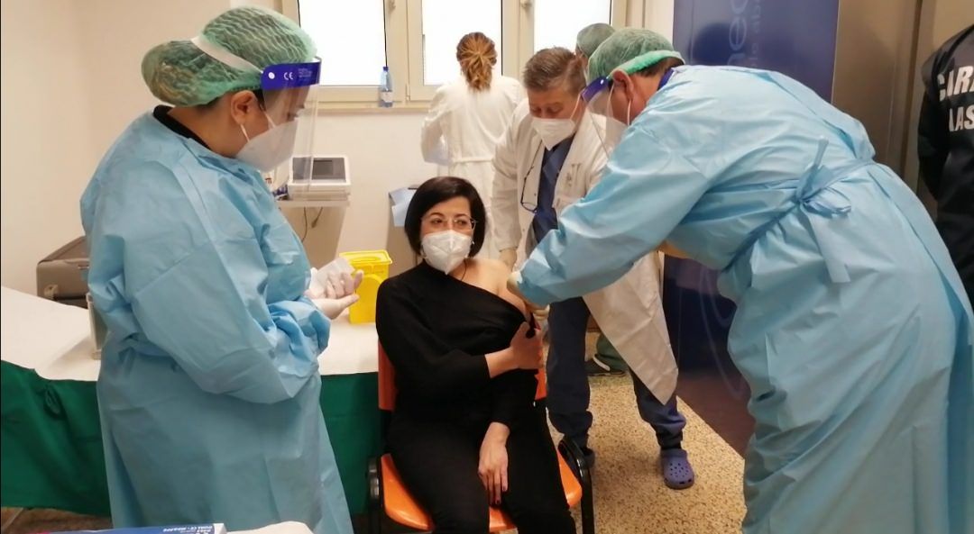 Barbara, la prima vaccinata a Cosenza: «Sollevata e felice, l’incubo può finire»