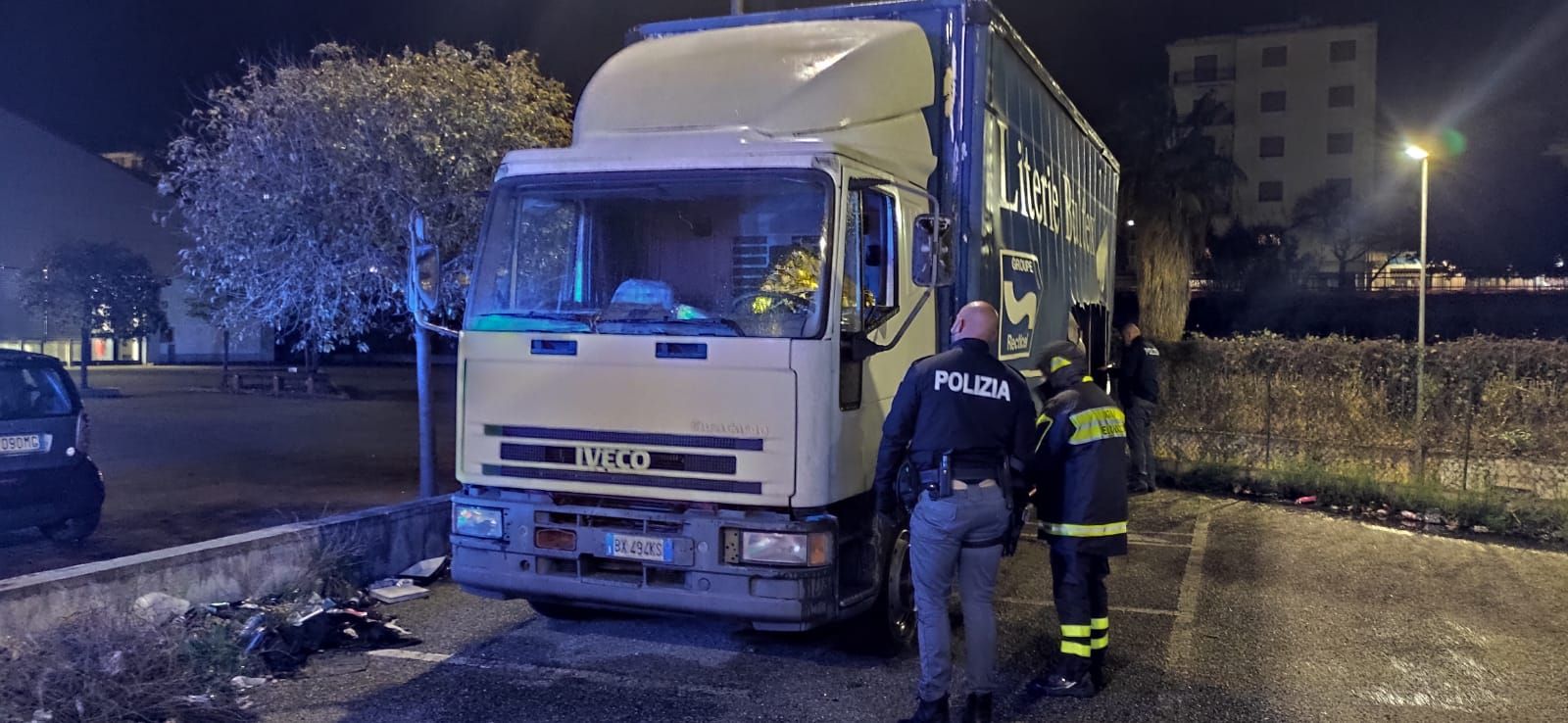 Corigliano Rossano, intervento salva-vita dei vigili del fuoco: persona estratta da cargo in fiamme