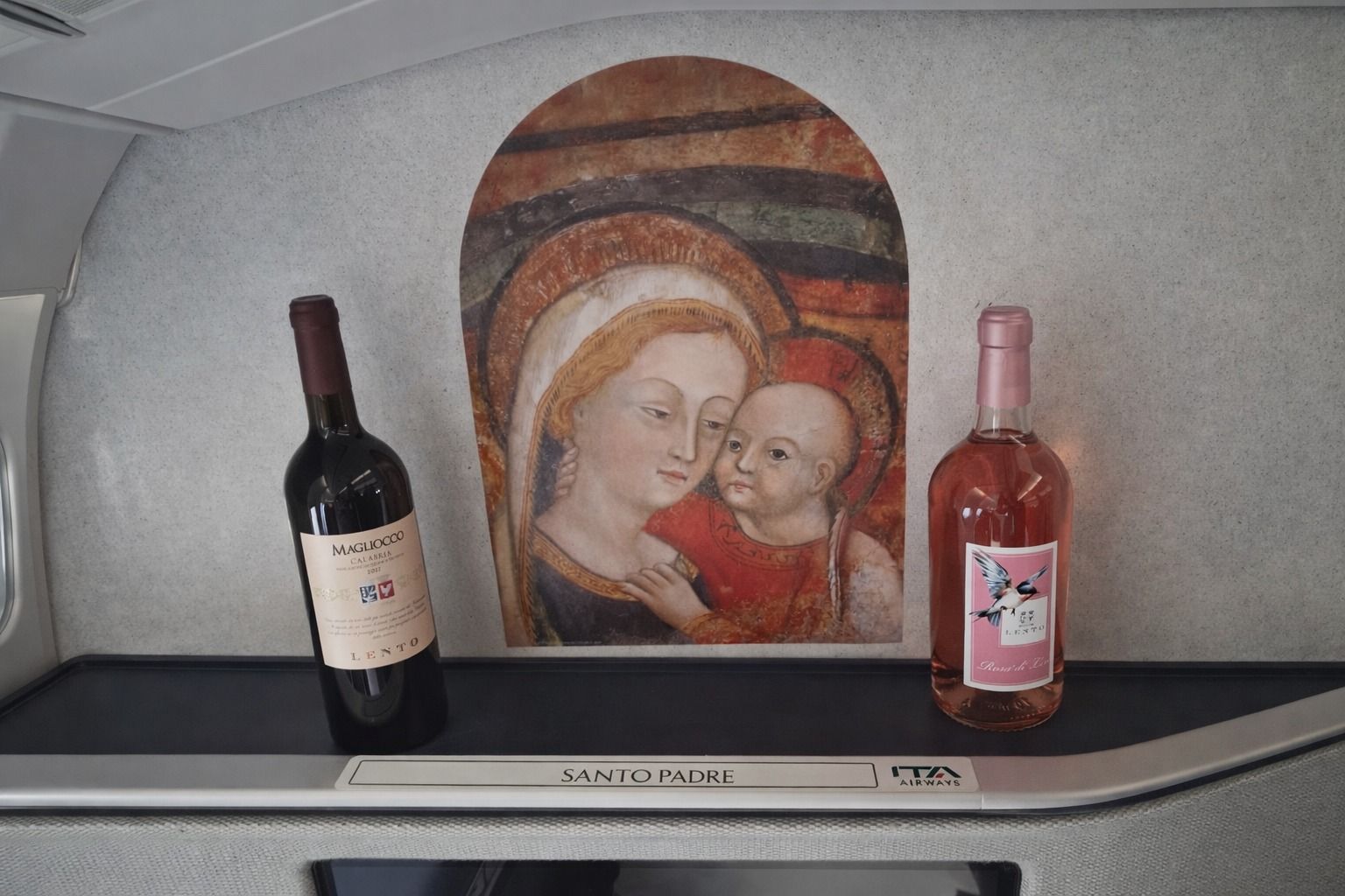 I vini Rosa’ di Lento e Magliocco in volo con papa Leone XIV in Africa