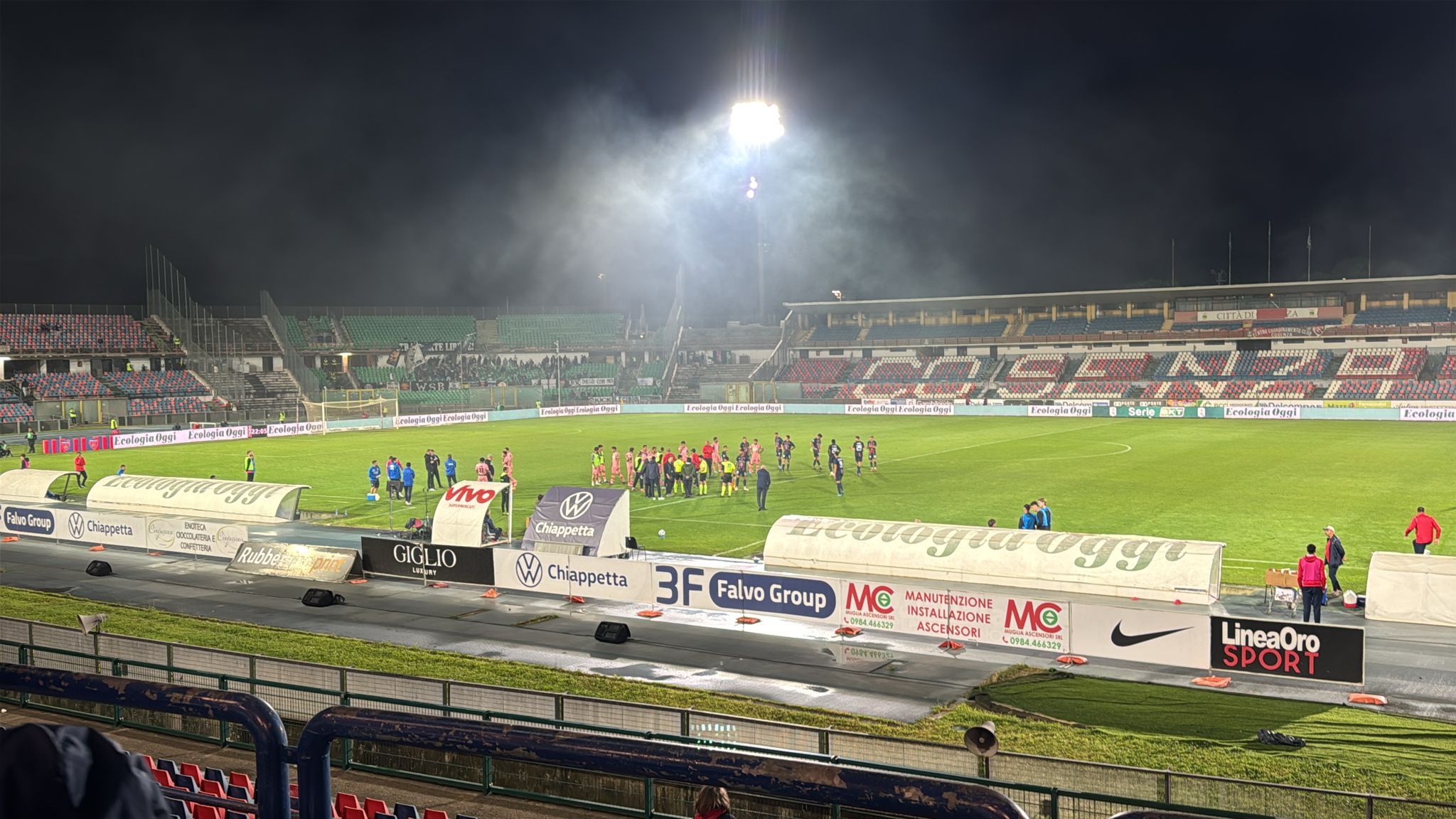 Cosenza-Cesena: il Giudice sportivo chiede chiarimenti dopo il lancio di razzi