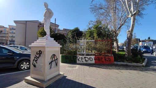 Caso Cospito, la protesta arriva a Crotone: scritte con simbolo anarchico su un monumento – VIDEO