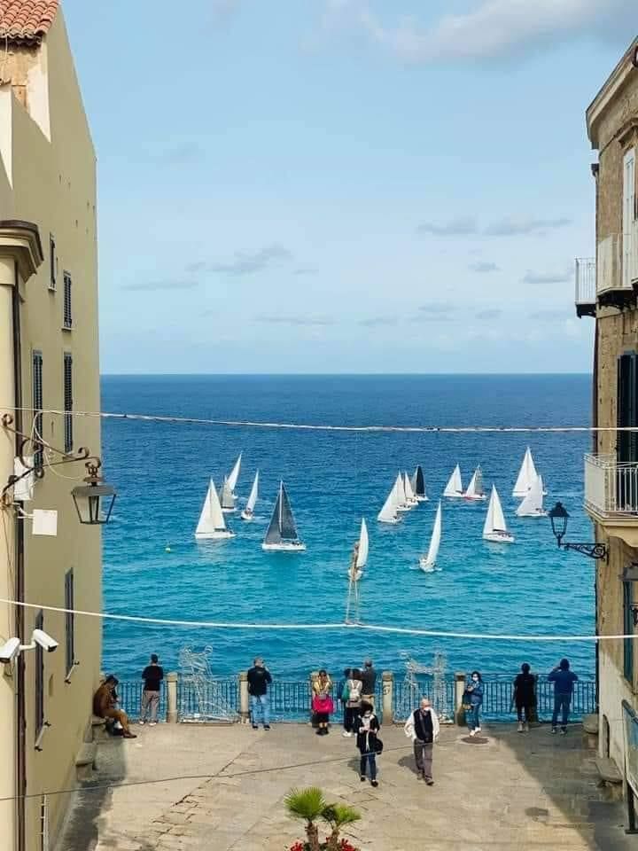 Velisti in mascherina, anche in emergenza Covid la regata è uno spettacolo