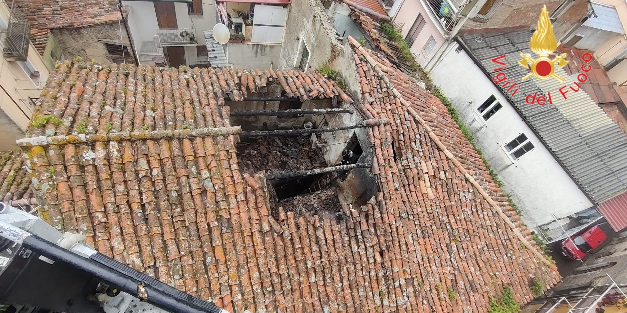 Lamezia, in fiamme un rudere nel centro storico