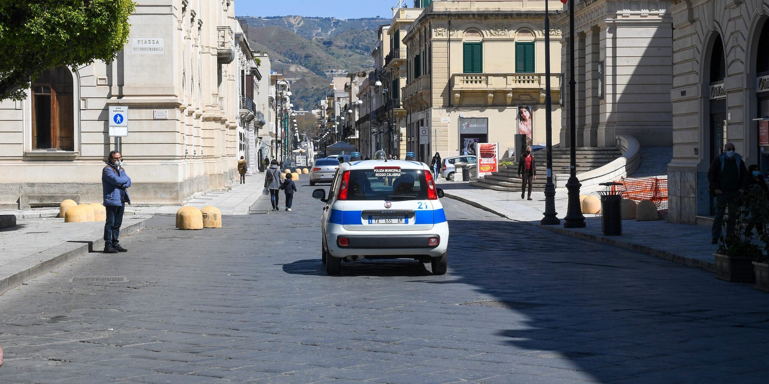 Reggio Calabria, tenta di investire una vigilessa: arrestato