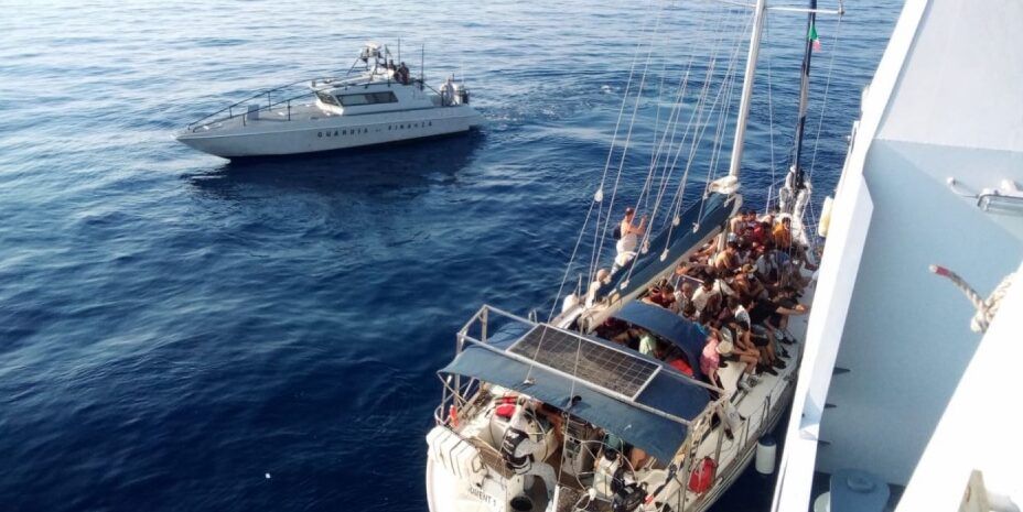 Ondata di disperati approda sulle coste calabresi, tre sbarchi in poche ore – FOTO