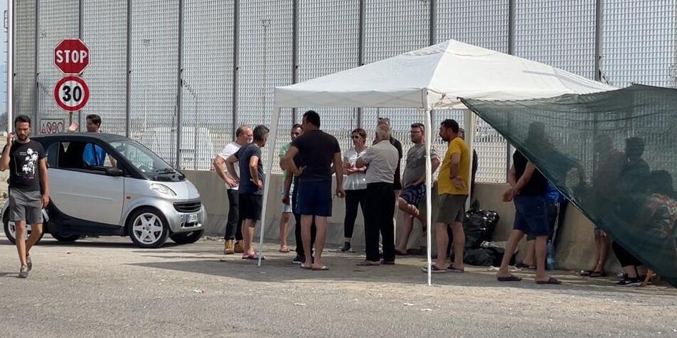 Protesta dei pescatori di Schiavonea. «I costi hanno superato i ricavi» – FOTO