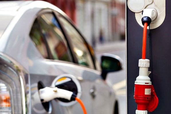 Un bando per le colonnine che ricaricano le auto elettriche
