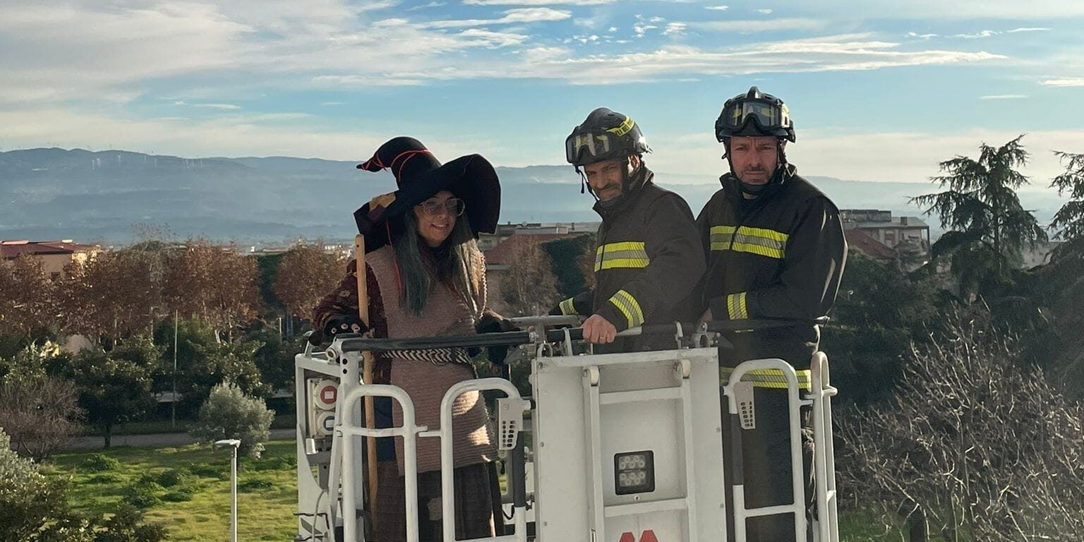 La Befana solidale dei vigili del fuoco che fa felici i bimbi di Pediatria all’ospedale di Lamezia – FOTO e VIDEO