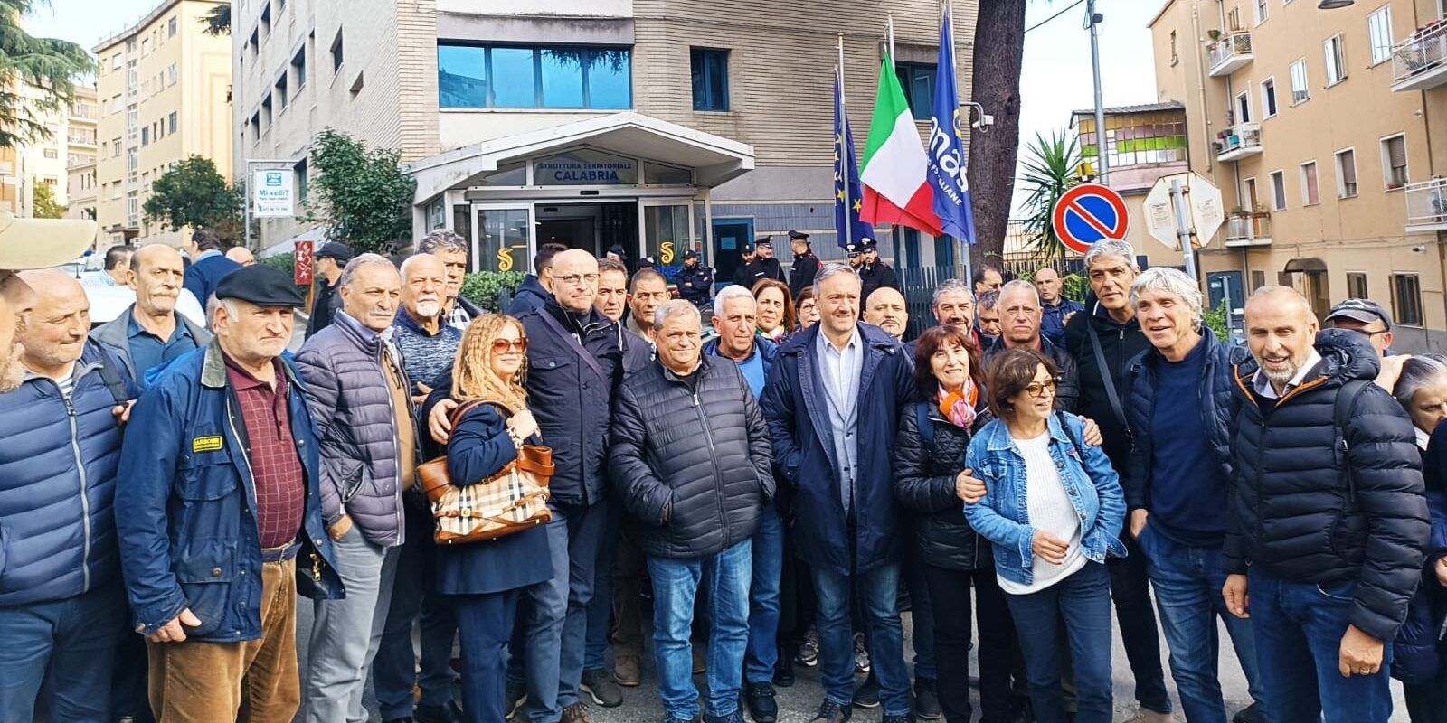 Ponte crollato a Longobucco, a Catanzaro si alza il grido di protesta – FOTO