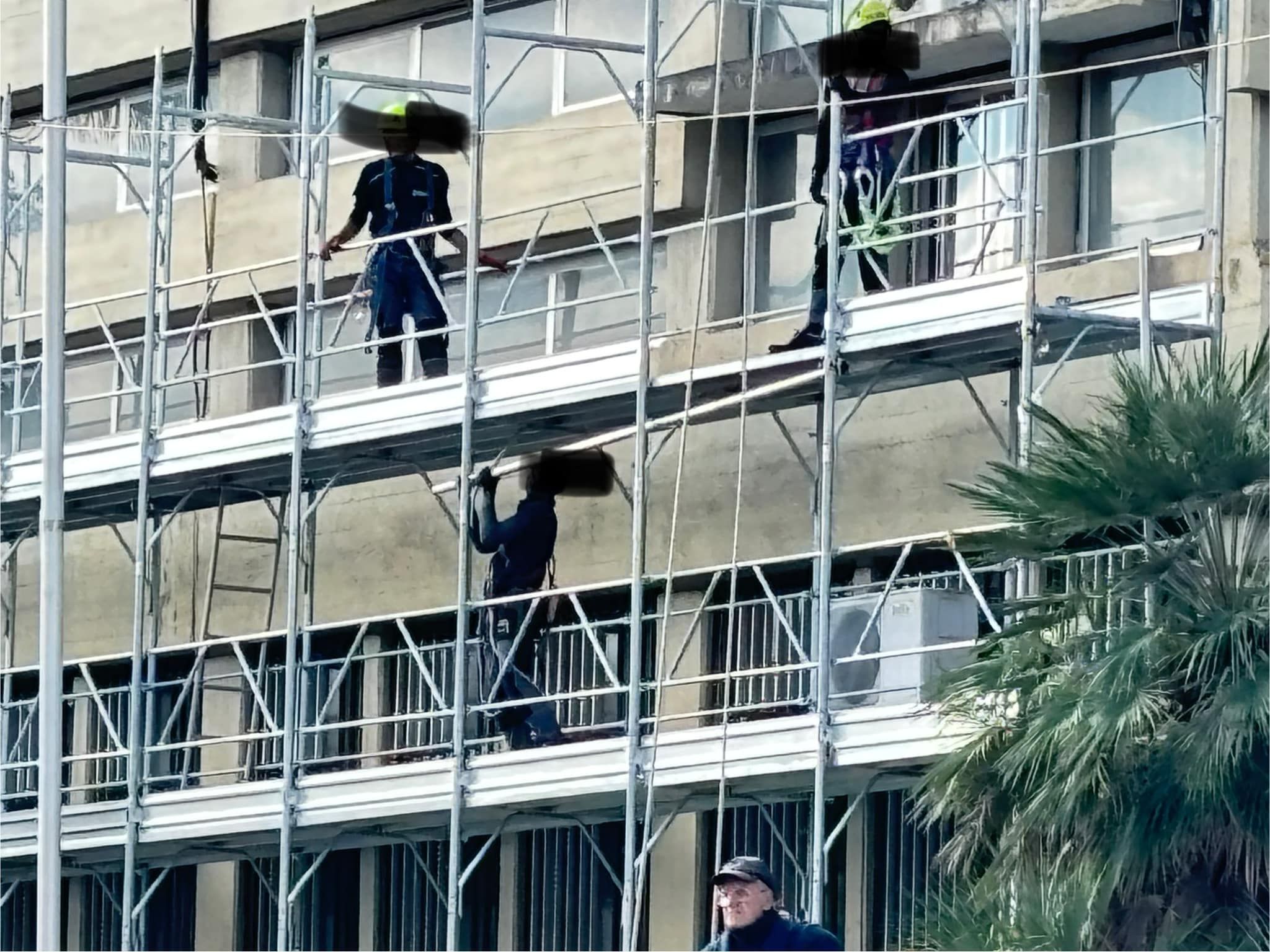 Lavori al tribunale di Cosenza, la denuncia della Fiom. «Operai senza Dpi su una impalcatura»