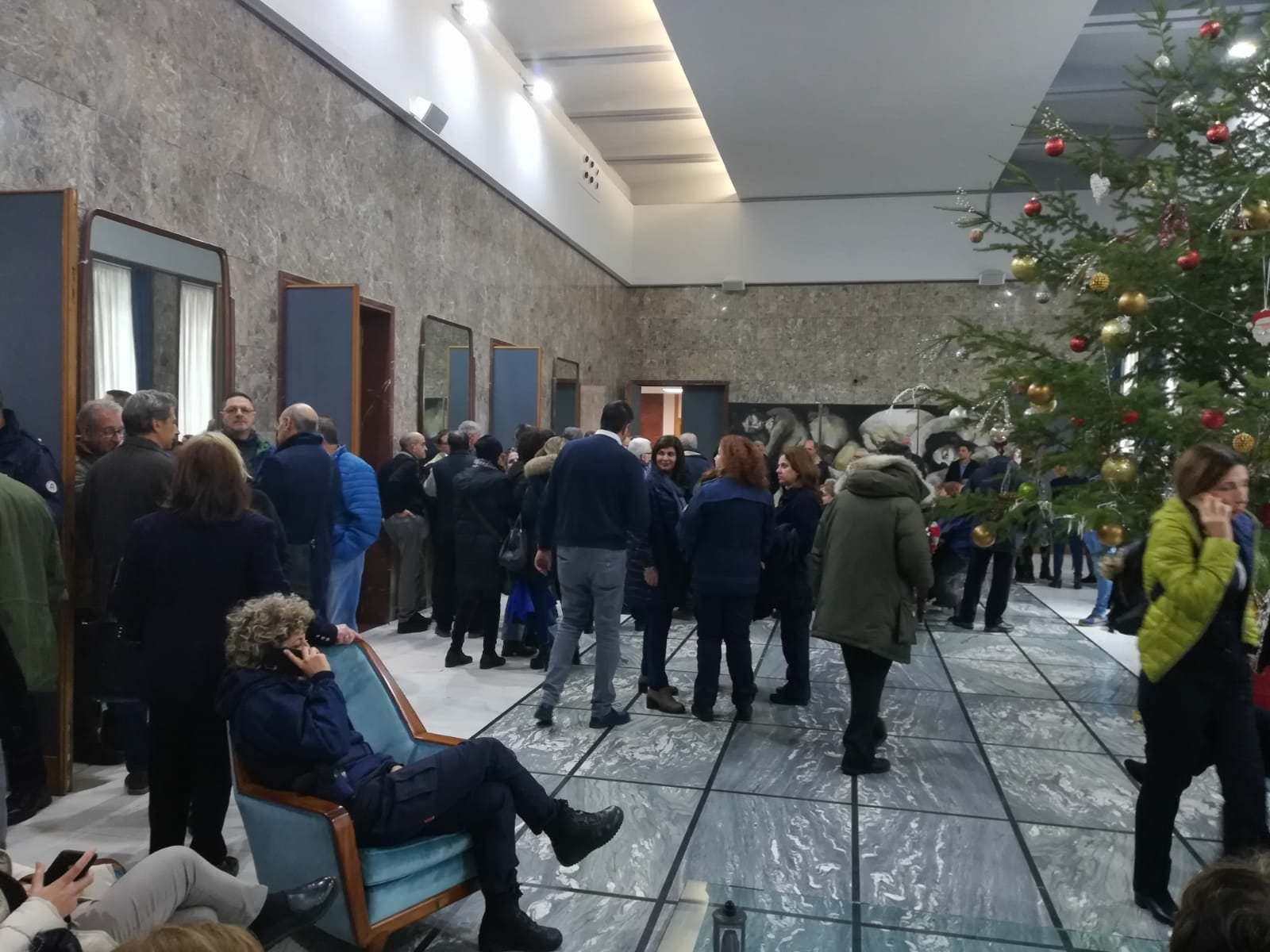 Manca il numero legale: rinviato il consiglio comunale di Cosenza. Dipendenti in assemblea