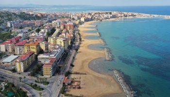 Luoghi di summit e causa di faide: il sistema dei clan che ha trasformato in feudi i resort nel Crotonese