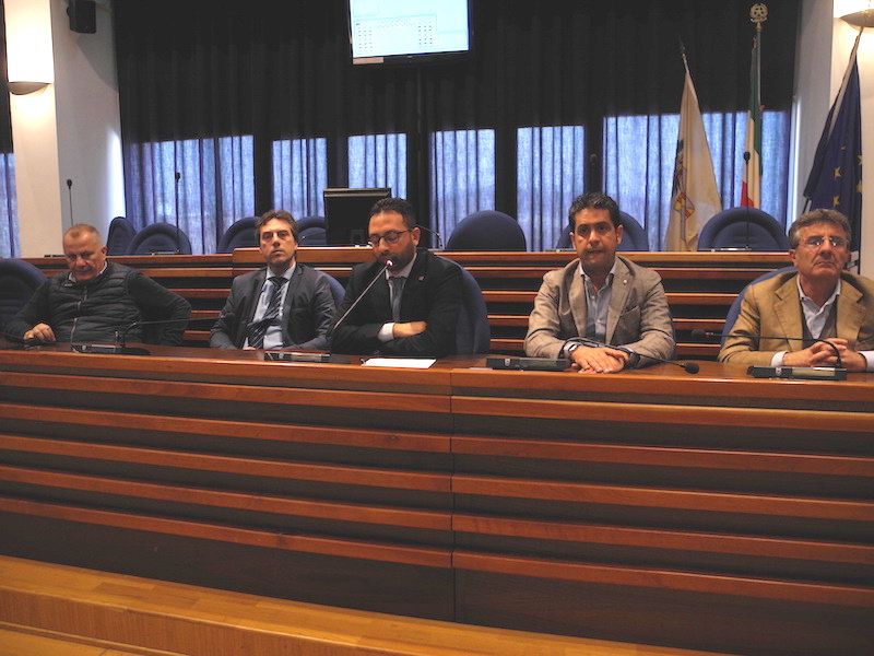 Centrosinistra all'attacco di Abramo: «È libero o no?»