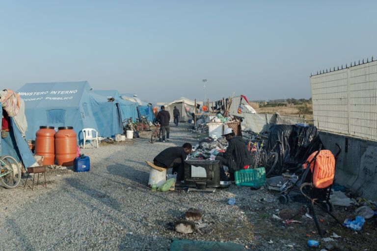 Migranti sfruttati, dalla tendopoli di San Ferdinando all’impiego negli autolavaggi di Reggio