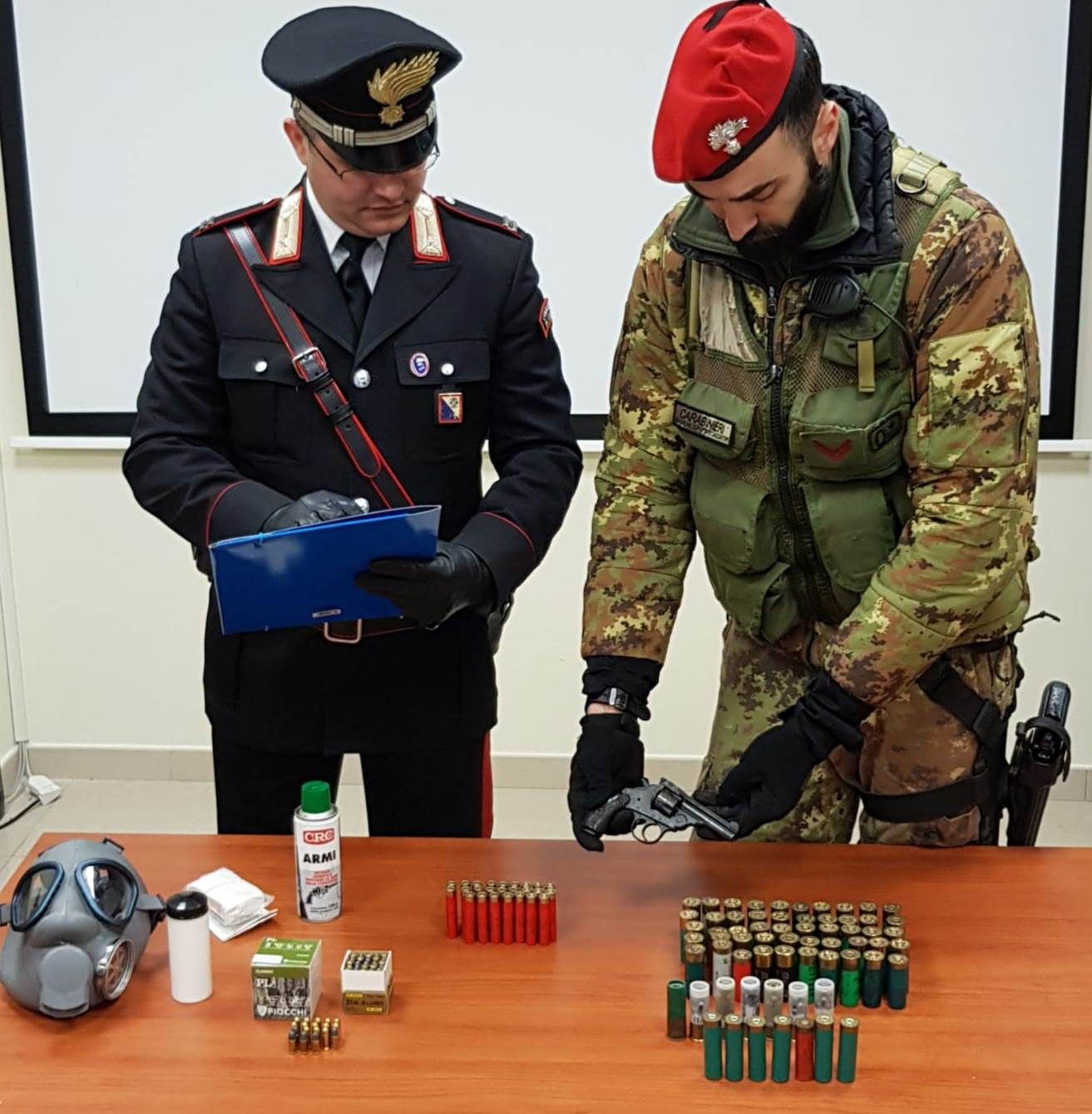 Pistola clandestina e maschera antigas, arrestato 46enne nel Reggino