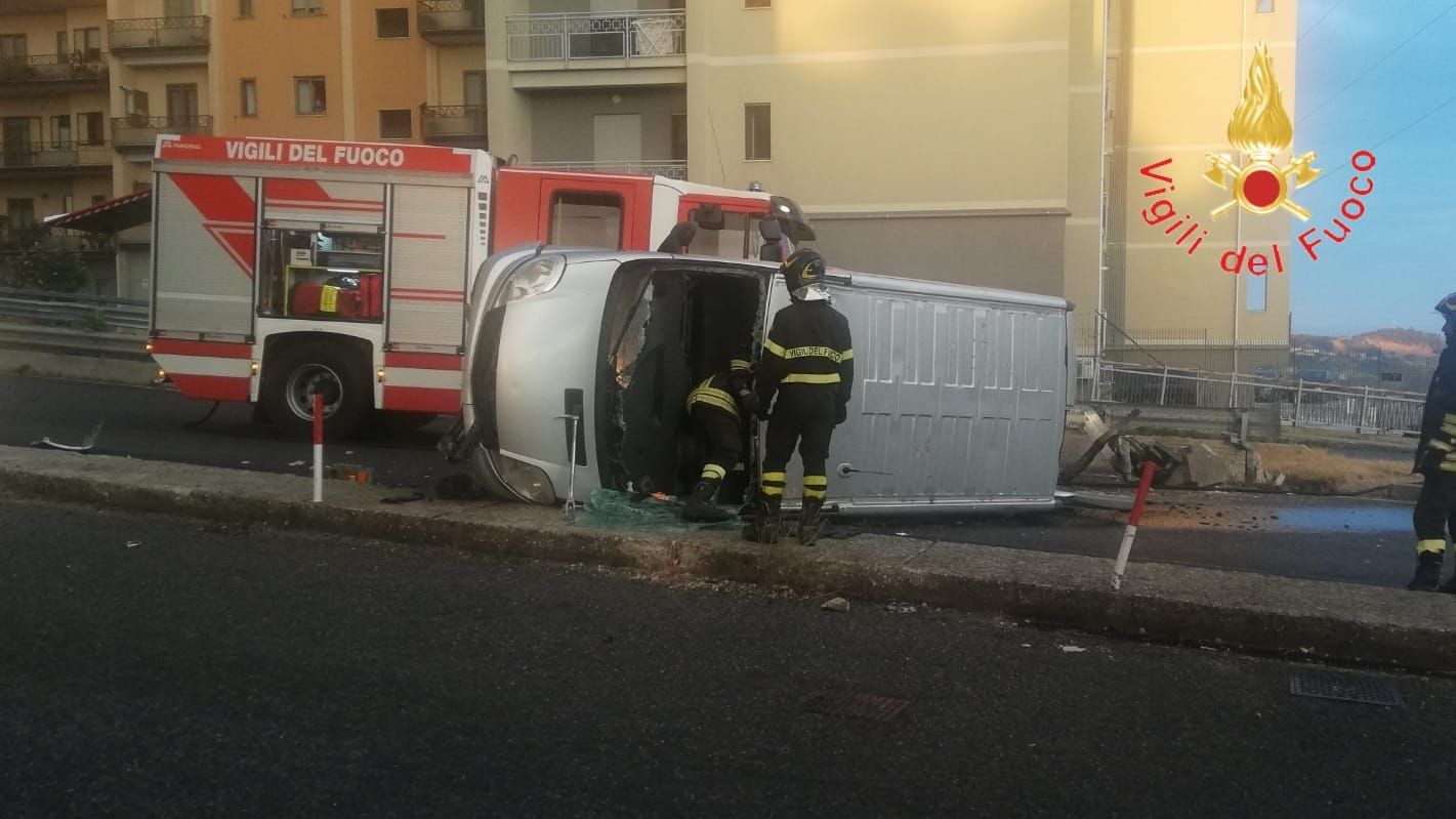 Catanzaro, minibus si ribalta e finisce nella corsia opposta: ferite 5 persone