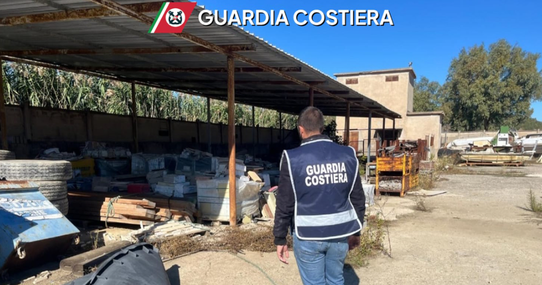Crotone, scoperta maxi discarica abusiva in un’attività commerciale: sequestro da 10.800 mq