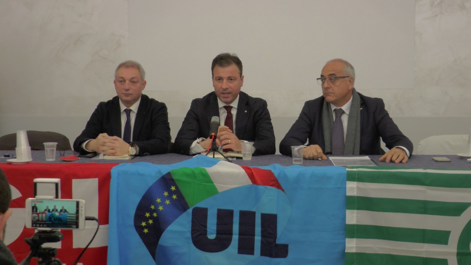 Cassa integrazione e ammortizzatori sociali, Cgil, Cisl e Uil: «L'unico accordo valido è quello con la Regione»