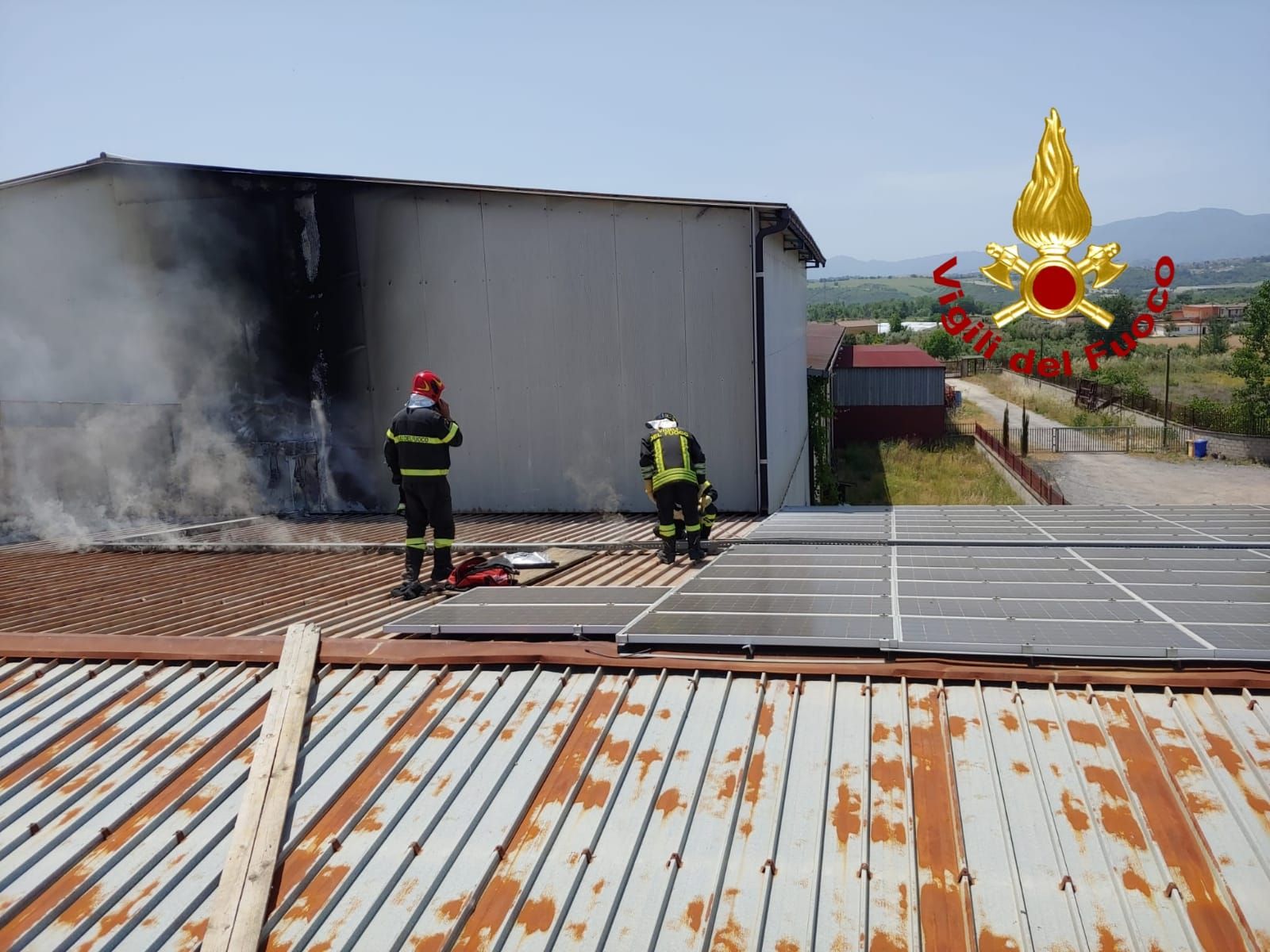 Bisignano, impianto fotovoltaico in fiamme: intervengono i vigili del fuoco