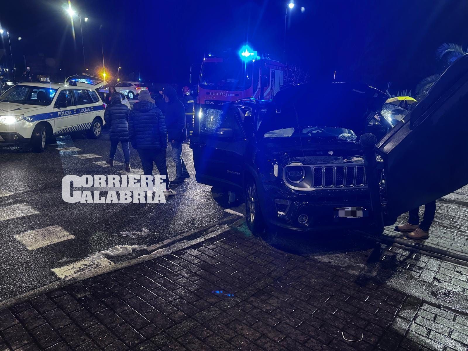 Scontro tra due auto a Vibo Valentia, due feriti – FOTO