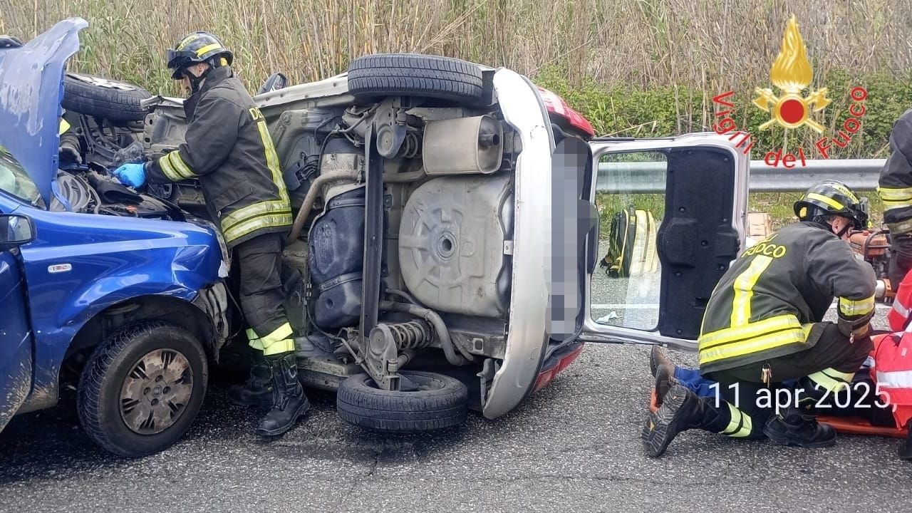 Scontro fra due auto a Lamezia Terme, tre feriti – FOTO