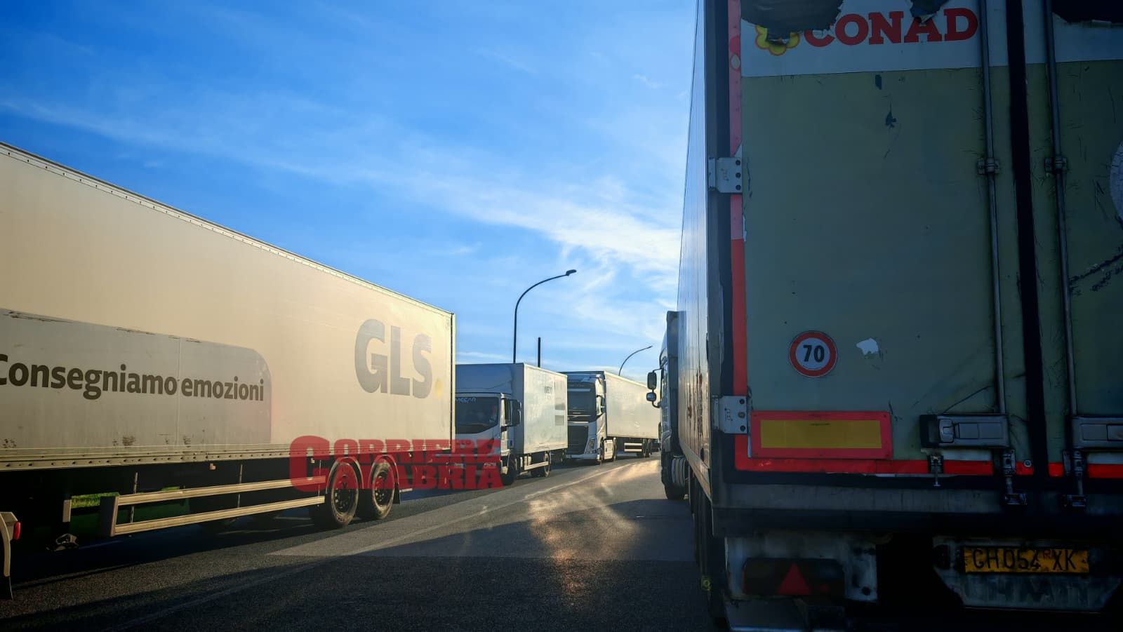 Calabria, è il giorno della protesta. Blocchi agli svincoli e distributori a secco in tutta la regione – FOTO