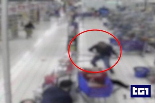 Ad Assago un minuto di terrore. «Li ho colpiti per invidia, erano felici»