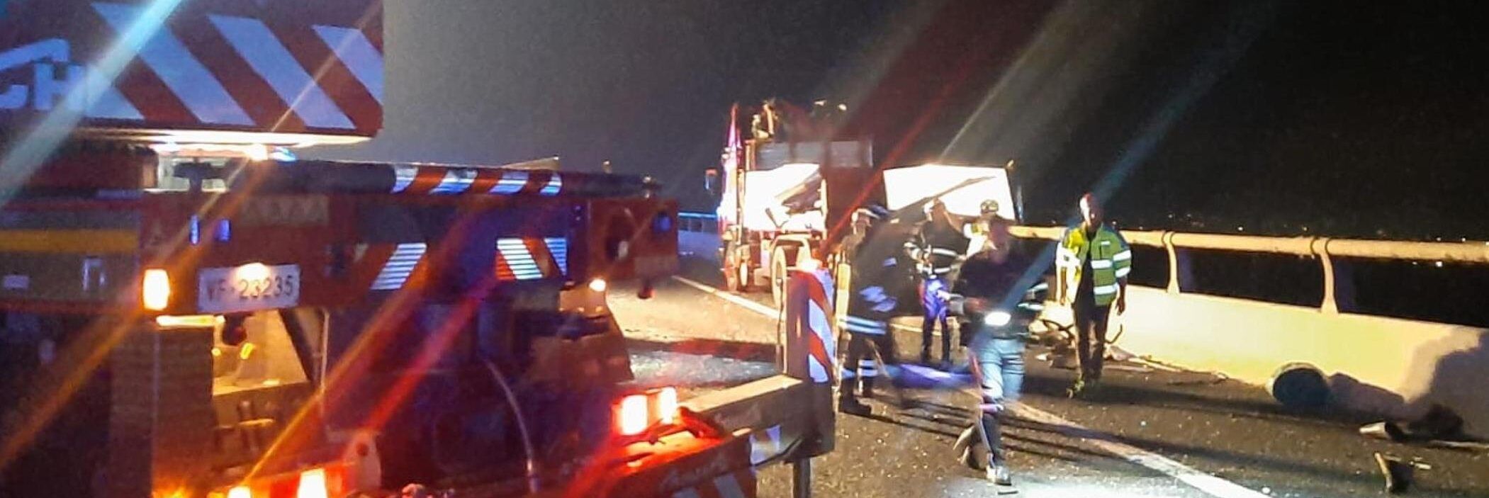 Bus dei migranti contro un tir, morti due autisti. Feriti 25 profughi