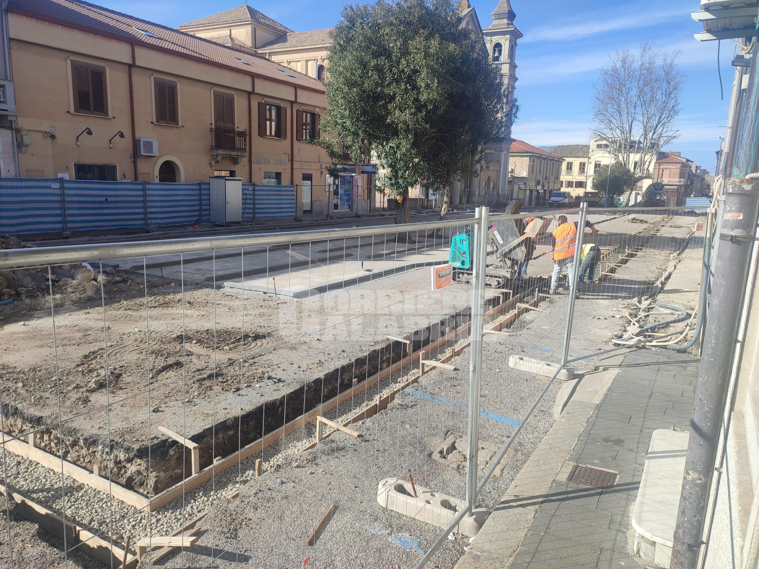 Vibo, viabilità in crisi e parcheggio selvaggio: una donna “costretta” al prelievo in strada