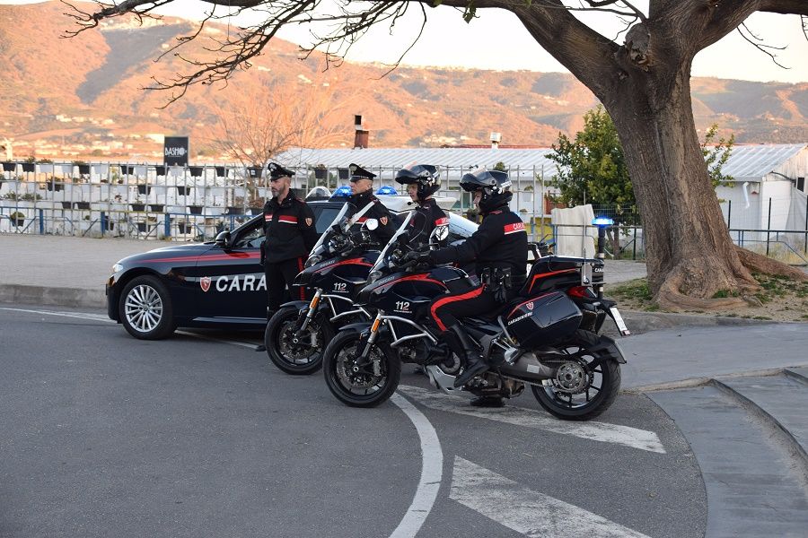 Soverato, scippa collanina d’oro ad anziano mentre passeggia: subito arrestato dai carabinieri