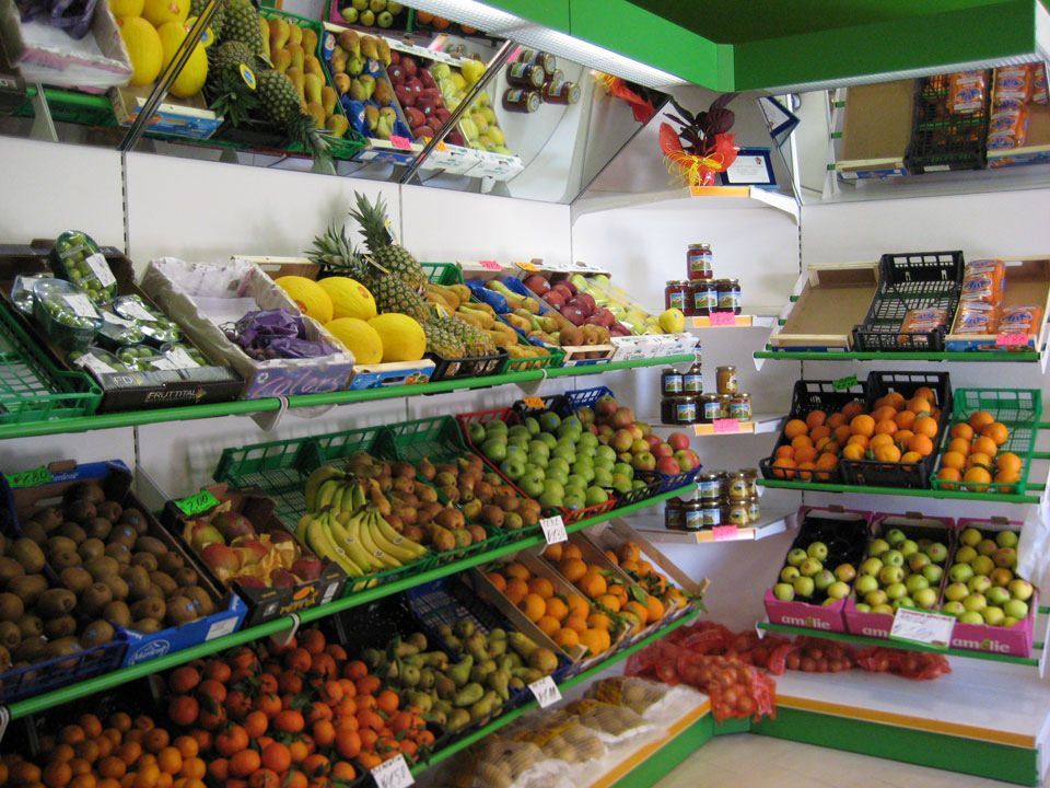 Commessa rischia di soffocare, salvata da un poliziotto