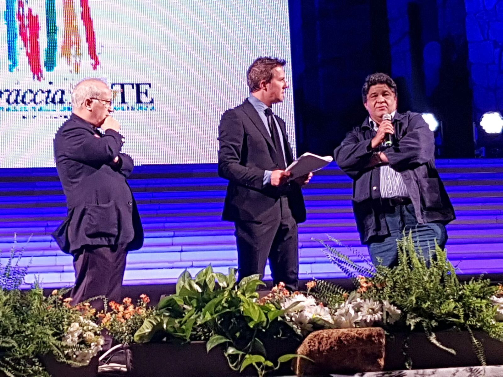 Il premio "A braccia aperte" a Paolo Pollichieni
