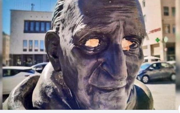 Atto vandalico alla statua di Mancini, la reazione di Giacomo Jr: «Vergognatevi!»